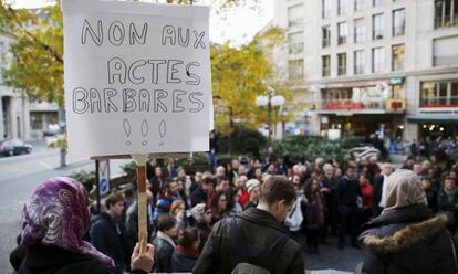 Una mujer musulmana participa en un acto de solidaridad con las v&iacute;ctimas de los atentados de Par&iacute;s este s&aacute;bado en Lausana.