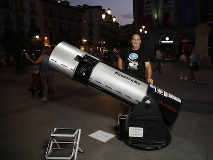 Alfredo Paniagua, con su telescopio en la plaza de Ópera.