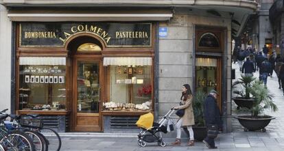 Comercios emblemáticos de Barcelona, como la pastelería La Colmena, van a cerrar.
