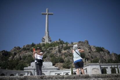 Turistas en la explanada del Valle de los Caídos bajo la gran cruz.