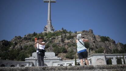 Dos visitantes toman fotos en la explanada del Valle de Cuelgamuros, en una imagen de archivo.