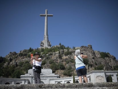 Dos visitantes toman fotos en la explanada del Valle de Cuelgamuros, en una imagen de archivo.