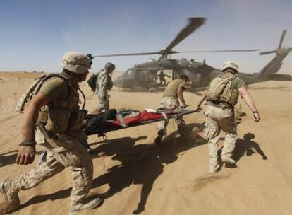 <i>Marines</i> estadounidenses evacuan a un joven afgano herido durante una operación en Helmand.