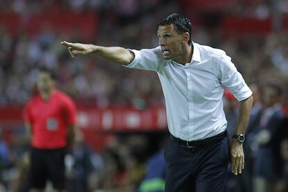  El entrenador del Real Betis, Gustavo Poyet, da instrucciones a jus jugadores.