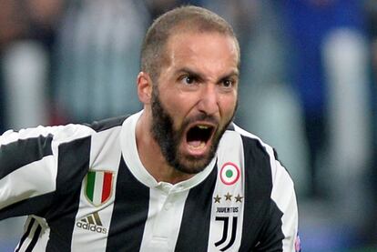 Higuain celebra su gol al Olympiacos.