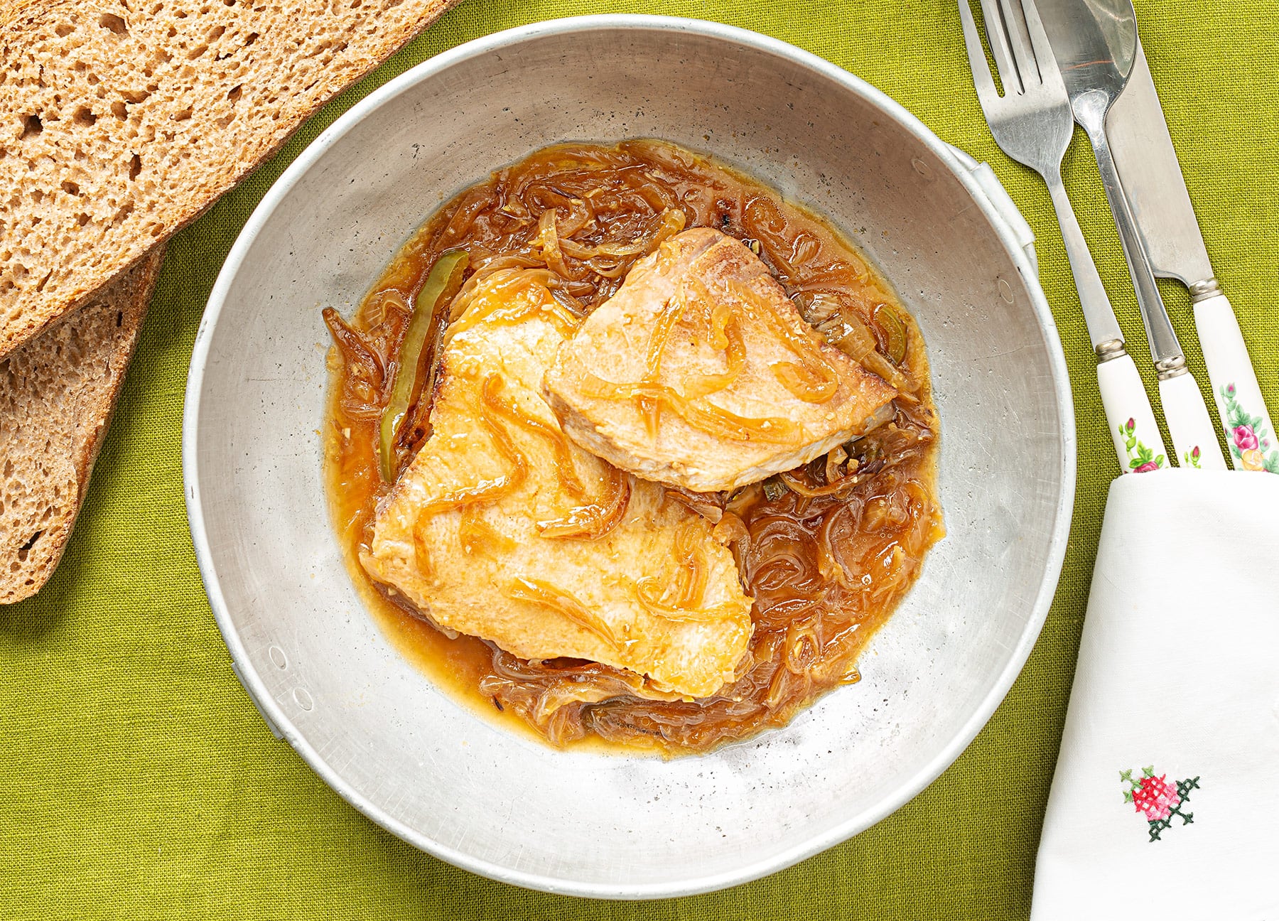 Bonito encebollado, un clásico en plena temporada