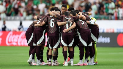 Los jugadores de la selección mexicana antes del partido contra Ecuador, el 30 de junio.