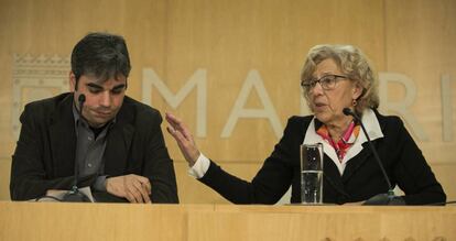 La alcaldesa Manuela Carmena y el concejal Jorge García Castaño.