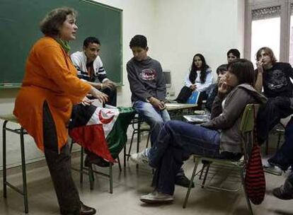 Estudiantes saharauis y españoles en el instituto Ramiro de Maeztu.