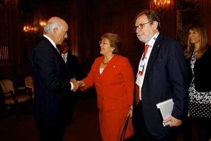 El presidente del BBVA, Francisco González saluda a la presidenta de Chile, Michelle Bachelet en presencia de Juan Luis Cebrián, presidente del Grupo PRISA.