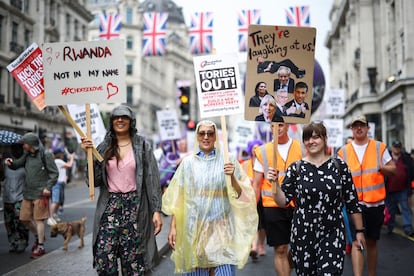 Manifestantes convocados por los sindicatos recorren el centro de Londres el 18 de junio para mostrar su rechazo a las políticas del gobierno de Boris Johnson.