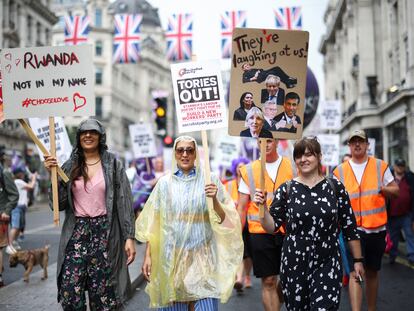Manifestantes convocados por los sindicatos recorren el centro de Londres el 18 de junio para mostrar su rechazo a las políticas del gobierno de Boris Johnson.