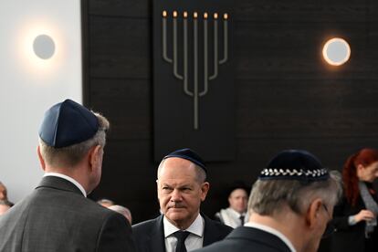 German Chancellor Olaf Scholz (c) speaks with John Crosby (l), U.S. Consul General for Saxony, Saxony-Anhalt and Thuringia at the U.S. Consulate General in Leipzig.