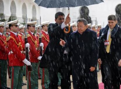 Raúl Castro llega, en medio de una fuerte nevada, a su entrevista con Bouteflika, ayer en Argelia.