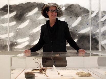 Elena del Rivero posa entre las piezas de la exposición en la galería Elvira González.