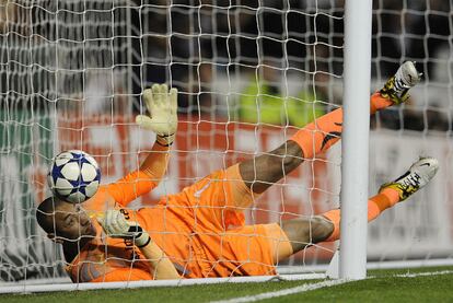 Gomes, dentro de la portería, tras el error que originó el gol del Madrid.