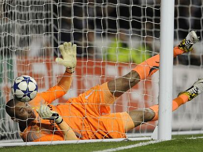 Gomes, dentro de la portería, tras el error que originó el gol del Madrid.