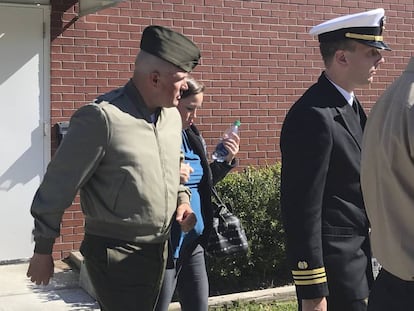 El sargento Joseph Felix junto a su mujer al salir de una sesi&oacute;n del juicio, el 31 de octubre