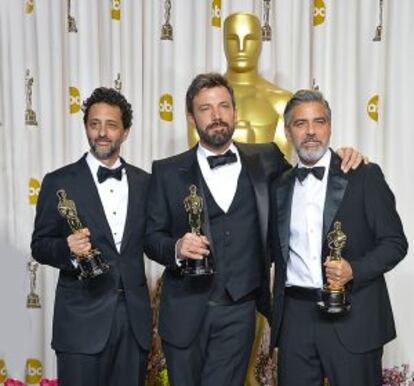 Grant Heslov, Ben Affleck y George Clooney, productores de 'Argo', tras ganar el Oscar a la mejor película.