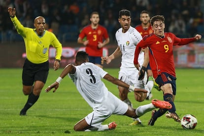 El defensa jordano Abdallah Naseeb (a la izquierda) lucha por la pelota con Gavi.