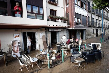 Varios vecinos inician las tareas de recuperación de sus enseres tras los daños provocados por la lluvia en el municipio de Tafalla. Las fuertes tormentas también han afectado a otras localidades navarras como Olite, Pueyo, Pitillas o Beire.