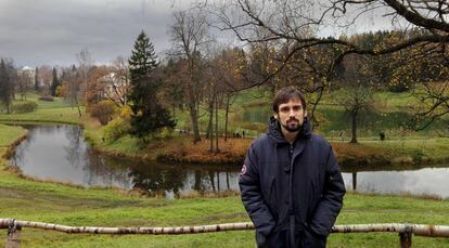 Arnau Barios, davant d'un paisatge de Sant Petersburg, on viu, de regust ben puixkinià.