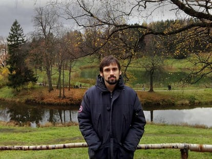 Arnau Barios, davant d'un paisatge de Sant Petersburg, on viu, de regust ben puixkinià.