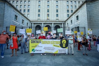 Protesta en Madrid contra la subida de la tarifa eléctrica.