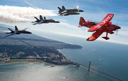 Un avión del equipo 'Oracle' vuela seguido de cuatro aviones de los 'Blue Angels', el escuadrón de demostración de vuelo de la Armada de los Estados Unidos, durante un ejercicio en el cielo de la bahía de San Francisco, California (EE UU).