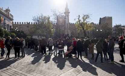Turistas en el centro de Sevilla en enero.
