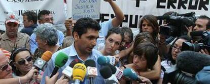 Juan José Cortés, padre de Mari Luz, en la manifestación para pedir la expulsión del juez del caso, Rafael Tirado.