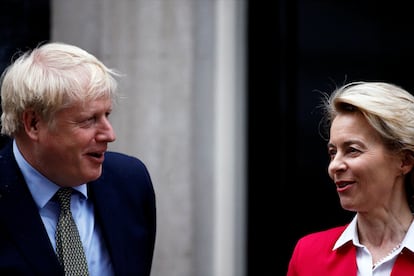 Boris Johnson y Ursula von der Leyen, al inicio de su reunión en Londres el pasado enero.