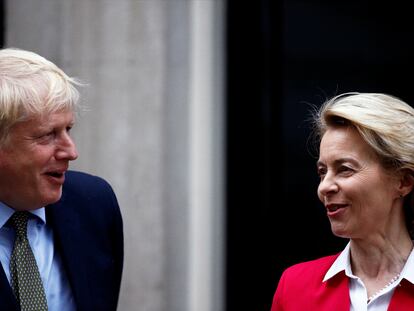 Boris Johnson y Ursula von der Leyen, al inicio de su reunión en Londres el pasado enero.