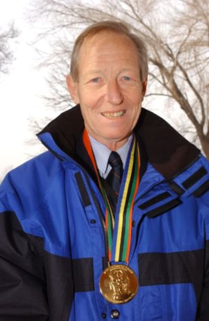 Bengt Saltin, con la medalla a las ciencias del deporte del COI.