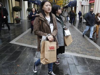 Turistas en un centro comercial de Madrid.