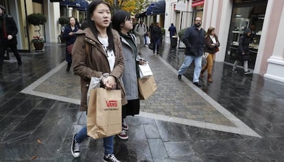 Turistas en un centro comercial de Madrid.