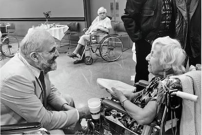 Oliver Sacks con pacientes en el Hospital Beth Abraham de Nueva York. La imagen se tomó alrededor de 2009.