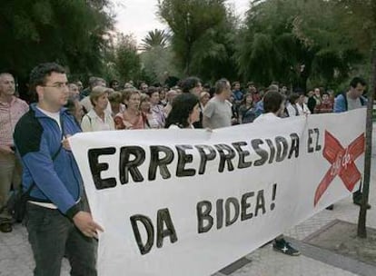 Simpatizantes de Batasuna se manifiestan ante la sede del PNV en San Sebastián.