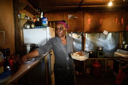 Una mujer rastafari originaria de Trinidad cocina comida india en su restaurante de Sashamane.