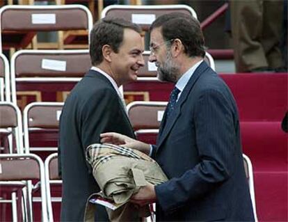 José Luis Rodríguez Zapatero (izquierda) y Mariano Rajoy, en la tribuna de un desfile militar.