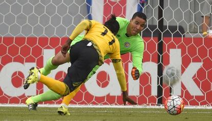 El portero Alvarado ante el jamaicano Mattocks.