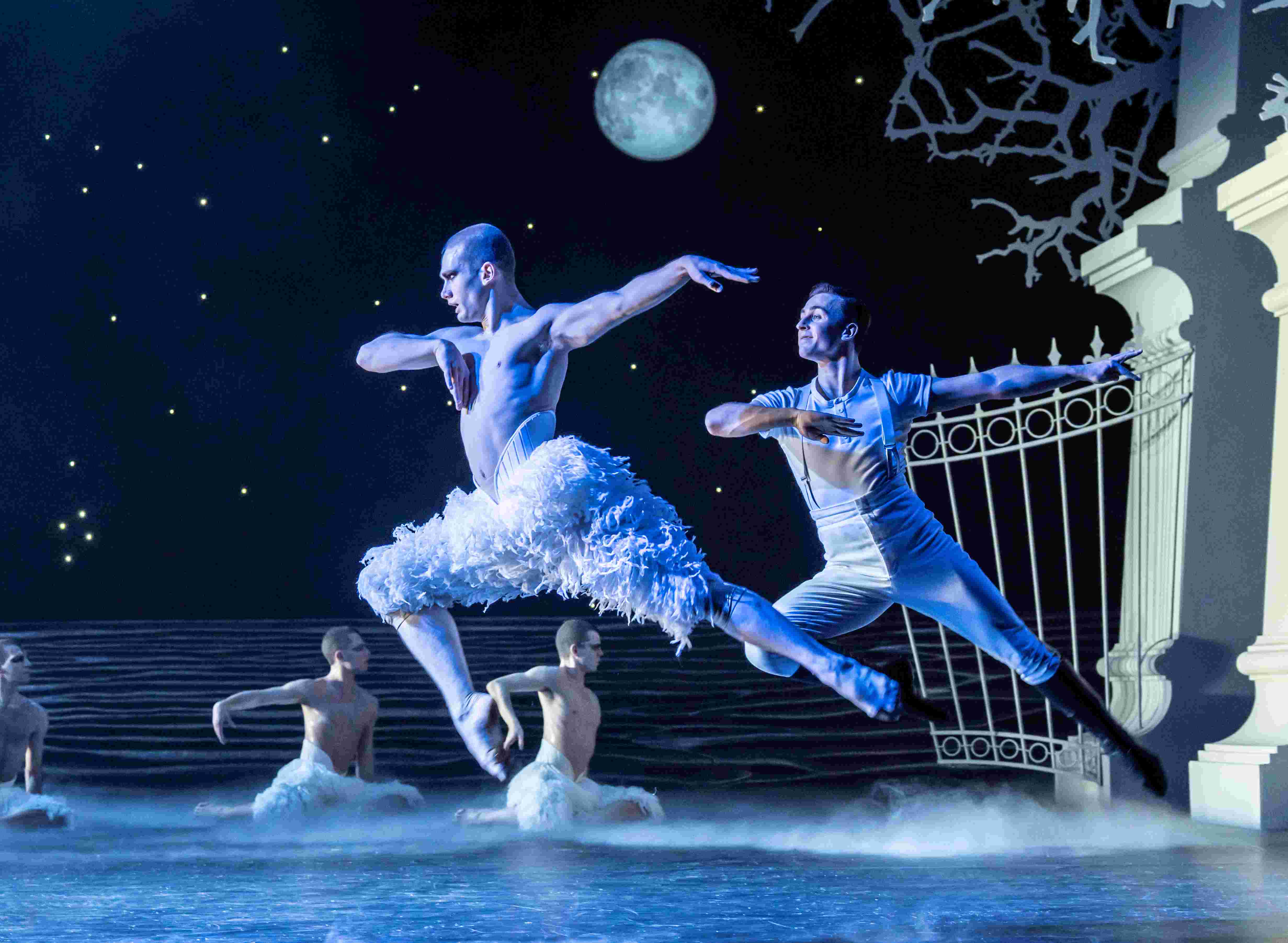 ‘El lago de los cisnes’ donde los cisnes son hombres y otras icónicas versiones del ballet clásico por excelencia
