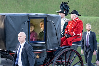 La reina de Dinamarca, Margarita II junto al rey Felipe VI en el interior del carruaje que les traslada hasta el Palacio de Amalienborg en Copenhague. 
