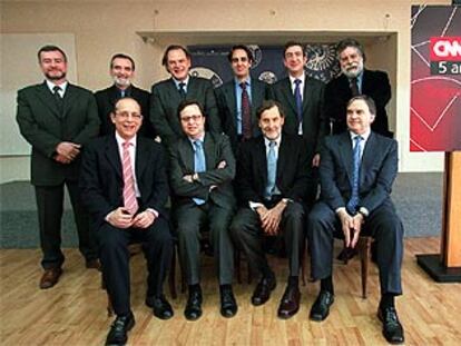 De izquierda a derecha, José Javier Esparza, Emili Prado, Pedro Piqueras, Juan Pedro Valentín, Antonio San José y Joaquín Estefanía. Sentados: Baltasar Magro, Manuel Soriano, Francisco G. Basterra y Jordi García Candau.
/