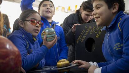 Alumnos chilenos participan de una experiencia sensorial relacionada con los eclipses creada por la NASA y la Universidad Edinboro de Pensilvania. 