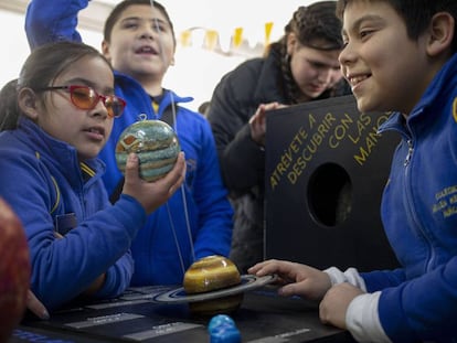 Alumnos chilenos participan de una experiencia sensorial relacionada con los eclipses creada por la NASA y la Universidad Edinboro de Pensilvania. 