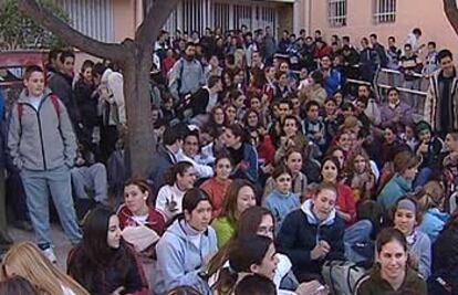 Alumnos del instituto Azorín de Petrer, ayer, en una imagen cedida por Canal 9, durante la protesta por la agresión a una compañera.