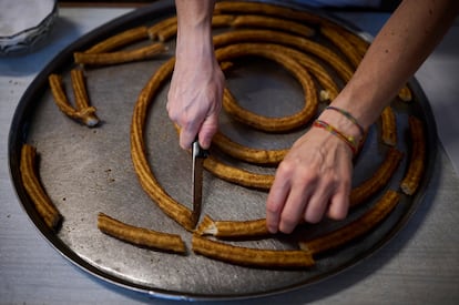 Una vez templada la rosca ya frita se cortan los churros