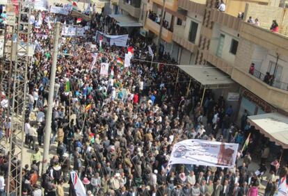 Kurdos sirios participan en una protesta contra el r&eacute;gimen de Bachar el Asad el viernes 30 de marzo en la ciudad de Qamishli.