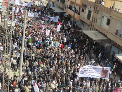 Kurdos sirios participan en una protesta contra el r&eacute;gimen de Bachar el Asad el viernes 30 de marzo en la ciudad de Qamishli.